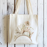 Bolsa Tote Wild Boho Protea Pampas Grass Floral Personalizado<br><div class="desc">Este saco de tote personalizado apresenta proteína de aquarela pintada,  orquídea branca,  grama de pampas seca,  antrúcio branco,  flor silvestre,  folhas com armação e uma foto no verso. Para uma personalização mais avançada deste design,  clique no BOTÃO FERRAMENTA DESIGN AZUL. Itens correspondentes também estão disponíveis.</div>