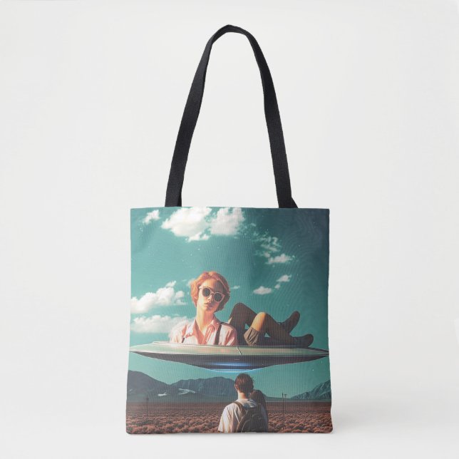 Bolsa Tote Woman Relaxing on UFO in Desert (Frente)