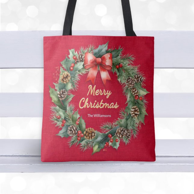 Bolsa Tote Wreath de Natal Festivo Red Custom Name (A festive tote bag with classic wreath illustration, 'Merry Christmas' greeting and custom name)