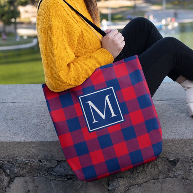 Bolsa Tote Xadrez de búfalos vermelho e Marinho azul monogram (Red and Navy Blue Buffalo Plaid Monogrammed Tote Bag)