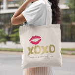 Bolsa Tote XOXO Faux Dourado e Lábios cor-de-rosa<br><div class="desc">Smooch! Estes bolsas super bonitos fazem favoritos para festas excelentes para doces dezesseis ou festas de solteira. Design apresenta "XOXO" na tipografia falsa de bruxaria dourada, com um beijo de batom rosa quente. Use o campo de personalização para adicionar um nome, um monograma ou uma mensagem para um favor de...</div>