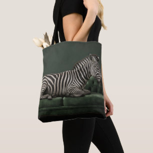 Bolsa Tote Zebra Elegante em Sofá de Veludo Verde
