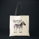 Bolsa Tote Zebra Sai Da Cota Crowd<br><div class="desc">Zebra com listras pretas e roxas motivando você a se destacar da multidão e fazer sua própria coisa.</div>