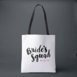 Bolsas de Festa Personalizada de Brida Esquadrão d<br><div class="desc">Sacos de tote de noiva personalizados com o gráfico "Esquadrão da Noiva" em um script de pincel de na moda. Personalize-o com sua data de casamento, hashtag de casamento, nomes ou outro texto personalizado. Impressão de fita de pré-disquete no lado oposto. Presente perfeito para noiva, dama de honra e festa...</div>
