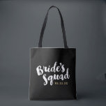 Bolsas de Festa Personalizada de Brida Esquadrão d<br><div class="desc">Sacos de tote de noiva personalizados com o gráfico "Esquadrão da Noiva" em um script de pincel de na moda. Personalize-o com sua data de casamento,  hashtag de casamento,  nomes ou outro texto personalizado. Trellis impressão do lado oposto. Presente perfeito para noiva,  dama de honra e festa de casamento!</div>