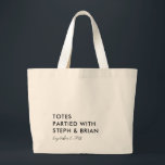 Bolsas Partilhados com Casal, Bag de Boas-vindas d<br><div class="desc">Esta mala de tote lúdica e destinada a trocadilhos é a lembrança perfeita para seus convidados de casamento,  e também pode dobrar como uma mala de boas-vindas. A design minimalista se destacará da multidão. Você pode alterar a cor do tipo e adicionar seu próprio texto.</div>