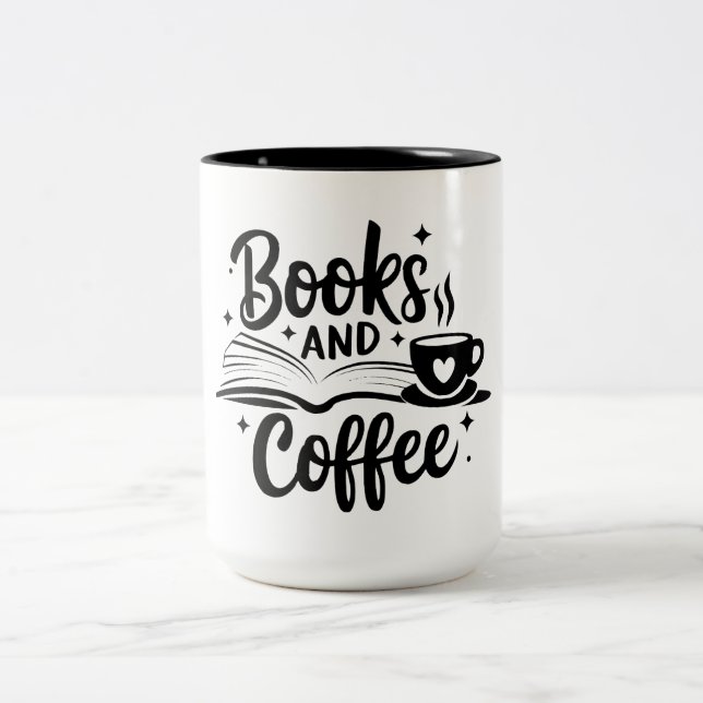 bom livro e uma xícara de café quente (Centro)