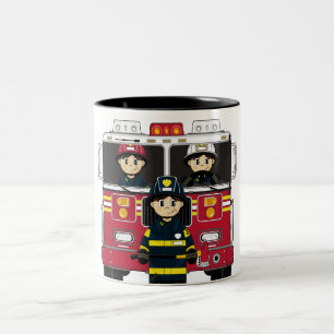 Bombeiros com caneca da viatura de incêndio