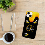 Bombus spp. preto monograma de gotejamento de mel<br><div class="desc">Um fundo preto na moda e um sorriso feliz de abelhas. Decorado com mel doce e ouro pingando. Personalize e adicione seu nome e suas iniciais,  ouro e letras brancas. O nome é escrito com um script de estilo manuscrito.</div>