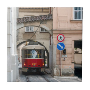 Bonde vermelho na cidade velha de Praga - Repúblic