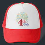 Boné 4 de julho com o Colorful Fireworks<br><div class="desc">Este chapéu apresenta e pulveriza fogos de artifício coloridos e texto vermelho e azul que diz: 4 de julho</div>