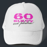 Boné 60º Aniversário60 e fabuloso!<br><div class="desc">Chapéu de aniversário rosa 6060 e fabuloso! Número de idade personalizável. Bonita ideia de presente para mãe, avó, irmã etc.</div>