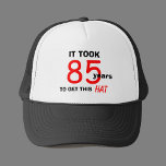 Boné 85º aniversário Gag presente chapéu para homens<br><div class="desc">Este chapéu é um presente de gag de 85 anos para homens. As palavras "Demorou 85 Anos para Conseguir Este Chapéu" aparecem no chapéu. O chapéu é uma maneira divertida de dizer "Feliz 85.º Aniversário." Copyright Kathy Henis</div>