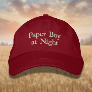 Boné A afixar o papel à noite