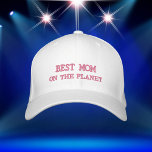 Boné A Melhor Mãe Do Planeta<br><div class="desc">A Melhor Mãe Do Planeta Bordou O Boné De Beisebol. Este Boné de Baseball é mostrado em branco com bordados cor-de-rosa. Perfeito para Dia de as mães, Presentes de Aniversário, Presente de Natal ou qualquer hora.</div>