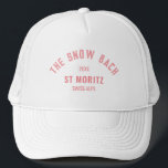 Boné A Noiva do Tema Esqui Snow Bach<br><div class="desc">Os chapéus personalizados com o logo rosa de The Snow Bach são perfeitos para a sua festa de despedida de solteira com tema de neve ou esqui. Personalize com os detalhes da sua despedida de solteira... ano, resort e destino. Perfeito para uma festa de despedida de solteira com tema de...</div>