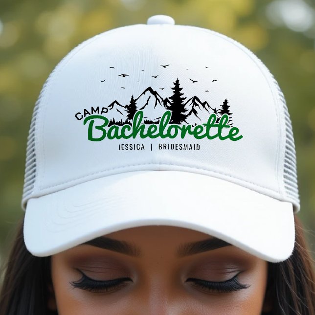 Boné Acampamento Montanhas de Solteira Noiva de Honra (Camp Bachelorette Mountains Bridesmaid Trucker Hat
)