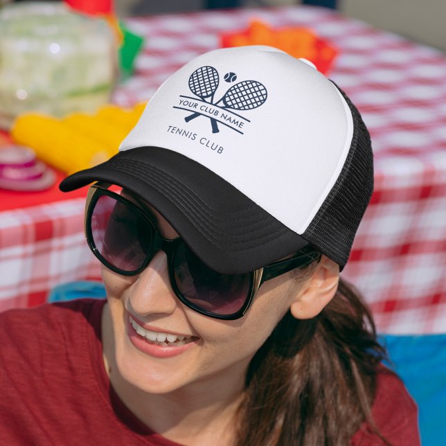 Boné Adicione o treinador da equipe de Tênis de nome do (Lawn Tennis Country Club Rackets Motif Black Trucker Hat)