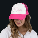 Boné Adicione seu nome Script Elegant Pink Girls Modern<br><div class="desc">Nome Da Letra Inicial Personalizada Para Ele Para O Seu Chapéu De Caminhoneiro Branco E Rosa De Tendy Elegante Modelo.</div>