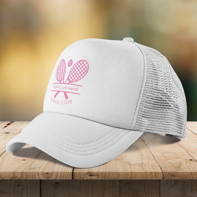 Boné Adicione seus ícones de Tênis do nome do clube qua (Lawn Tennis Rackets Motif Custom White Pink Players Trucker Hat)