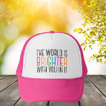 Boné Afirmação positiva alegre e alegre de citação insp<br><div class="desc">O mundo é mais brilhante com você. Seja uma força positiva no planeta com esta citação motivacional de felicidade para um amigo com depressão. Bonito chapéu de inclusão de orgulho gay LGBTQ. Partilhe essa citação motivacional que estimula e levanta espíritos com suas afirmações. Perfeito para um psicólogo com doentes mentais...</div>
