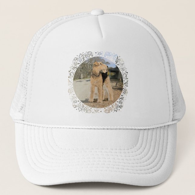 Boné Airedale no Pátio Estável (Frente)