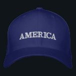 Boné América em Azul<br><div class="desc">A América é bordada em branco neste boné de baseball unisexo azul ou em qualquer cor que você escolher. Maneira perfeita de mostrar seu patriotismo no dia 4 de julho, Dia Memorial ou qualquer ocasião.</div>