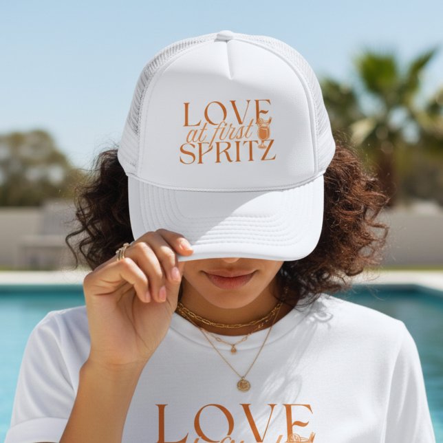 Boné Amor à Primeira Taça de Spritz na Despedida de Sol (Love at First Spritz Bachelorette Trucker Hat)