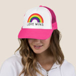 Boné Amor ganha o Rainbow Colors LGBTQ Pride Mês<br><div class="desc">Comemore o Mês do Orgulho e mostre seu apoio à comunidade LGBTQ com este colorido "LOVE WINS" que é design (que pode ser modificado a rosa) com texto preto moderno e um vibrante espectro de cores do arco-íris ROYGBV.</div>