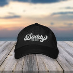 Boné Ano De pai Estabelecido<br><div class="desc">Um perfeito primeiro presente de Dia de os pais para um novo papai, este incrível boné bordado apresenta "Pai" em letras estilo baseball com o ano em que ele se tornou um pai por baixo.</div>