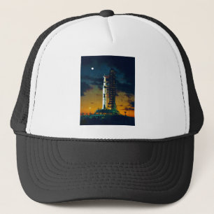 Boné Apollo 4 Saturn V na almofada um complexo 39 do