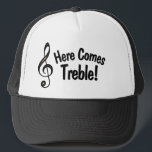 Boné Aqui Vem Treble! Engraçado Chapéu para Músicos<br><div class="desc">Este chapéu engraçado apresenta um 'g-clef', também chamado de 'clave tripla' com o texto: Aqui Vem Treble! É um trocadilho ou piada que só músicos entenderão. presente de excelente para o músico ou amante da música em sua vida!</div>