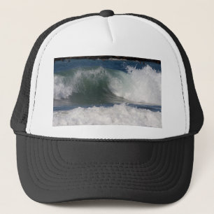 Boné As ondas e os surfistas aproximam o molhe na praia