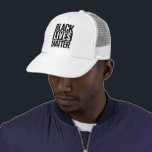 Boné As Vidas Negras Importam-Se Brancas<br><div class="desc">Black Lives Importam o Chapéu Branco do Caminhoneiro com cartaz de protesto tipográfico</div>