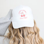 Boné Bachelorette de Cherries, arcos e bebês<br><div class="desc">A coleção "Arcos e Bebês Coquetes Cherries" traz um toque doce e brincalhão para qualquer celebração. A suíte apresenta um coquetel de cereja com um arco delicado, criando uma estética alegre e divertida. Com uma escrita elegante e sotaques suaves, esta coleção captura uma vibração feminina, coquete, perfeita para um fim...</div>