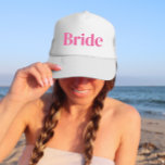 Boné Bachelorette Trucker Hat Rosa Noiva<br><div class="desc">Brincadeira,  cor-de-rosa flerta com simples inscrição vertical em bloco para a noiva vestir na festa de solteira. Bonito favor para o fim de semana das suas meninas! Envie-me uma mensagem se você quiser algo diferente do que você vê aqui,  feliz em criar algo personalizado para você.</div>