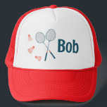 Boné Badminton Racquets & Birdies Diversão Nome CLIENTE<br><div class="desc">Adicione o seu nome ou outro texto a este chapéu divertido do carrinho de Badminton. O Badminton é um idiota não deixa ninguém dizer o contrário. Arte desenhada à mão só para você! Verifique meu compro para mais designs de badminton como toalhas, adesivos, canecas, plástico, cartões de saudação e muito...</div>