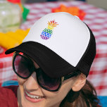 Boné Bandeira do arco-íris do Orgulho Pineapple<br><div class="desc">Perfeito para o mês do orgulho,  este caminhoneiro de verão que apresenta uma ilustração de abacaxi tropical nas cores da bandeira LGBT do arco-íris.</div>
