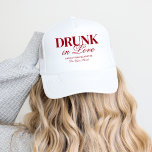 Boné Bebado No Amor Cocktails Bachelorette Weekend<br><div class="desc">Este design apresenta um texto ousado moderno com cocktails desenhados à mão e um tema de amor.</div>
