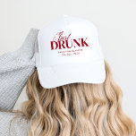 Boné Bebado No Amor Cocktails Bachelorette Weekend<br><div class="desc">Este design apresenta um texto ousado moderno com cocktails desenhados à mão e um tema de amor.</div>