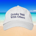 Boné Bebe Bem Com Outros Humoroso Elegante Vinho Beiseb<br><div class="desc">Adicione um toque divertido e elegante ao seu look com este boné de beisebol bordado “Drinks Well With Others”. Com costura azul-marinho clássica em um boné branco crocante,  este design préppy e bem-humorado é perfeito para amantes de vinho que gostam de se divertir com amigos.</div>