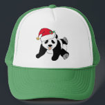Boné Belo Urso de Panda de Natal em Santa Hat<br><div class="desc">Panteras de Natal bonitas são um presente de excelente para a pessoa que ama animais. Este adorável urso panda preto e branco está vestindo um chapéu vermelho de Papai Noel. Não consigo comer o suficiente das férias e presentes bonito.</div>