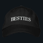 Boné Besties Melhores Amigos Personalizados em Tipograf<br><div class="desc">Besties Melhores Amigos Tipografia Moderna O Boné de Baseball Boriderado Personalizado apresenta o texto simples e bordado "Besties". Perfeito como presente para seu melhor amigo,  primo,  irmã,  mãe e muito mais. Criado pelo Evco Studio www.zazzle.com/store/evcostudio</div>