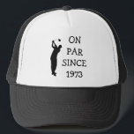 Boné Birthday Golfer Funny 50th feliz Pai Par<br><div class="desc">No par desde 1973. 50º aniversário. Perfeito para pai,  avô,  marido,  irmão. Ideia de presente de golfe. Personalize com um ano.</div>