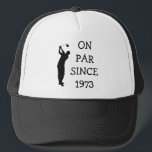 Boné Birthday Golfer Funny 50th feliz Pai Par<br><div class="desc">No par desde 1973. 50º aniversário. Perfeito para pai,  avô,  marido,  irmão. Ideia de presente de golfe. Personalize com um ano.</div>