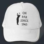 Boné Birthday Golfer Funny 60th feliz Pai Par<br><div class="desc">No par desde 1963. 60º aniversário. Perfeito para pai,  avô,  marido,  irmão. Ideia de presente de golfe. Personalize com um ano.</div>