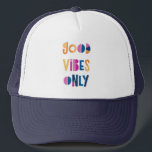 Boné Boas Víblias Apenas Modernas Coloridas Motivaciona<br><div class="desc">Boas Víblias Apenas um chapéu colorido de caminhoneiro. Perfeito para você ou como presente! Tipografia colorida com fundo branco.</div>