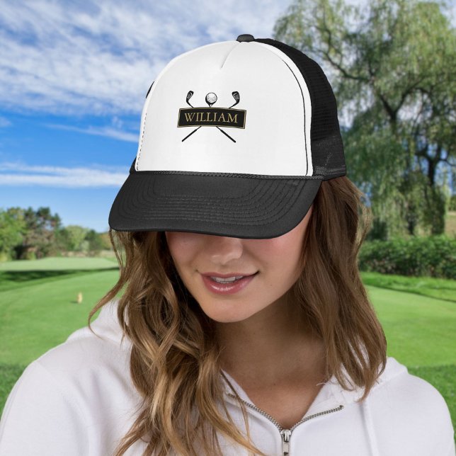 Boné Bola de Golfe e Tacadas Personalizadas Nome Preto  (Personalized Name Black Gold Golf Ball And Clubs Trucker Hat)