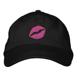 Boné Bordado Beijo de Batom Rosa Quente a Preto