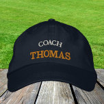 BONÉ bordado de baseball / ouro COACH "name"<br><div class="desc">Chapéus bordados: Capa de beisebol clássico dourado / preto da moda com texto "COACH" e seu "nome" para os melhores treinadores,  esportes,  fitness,  montagem de equipes / jogos da família</div>